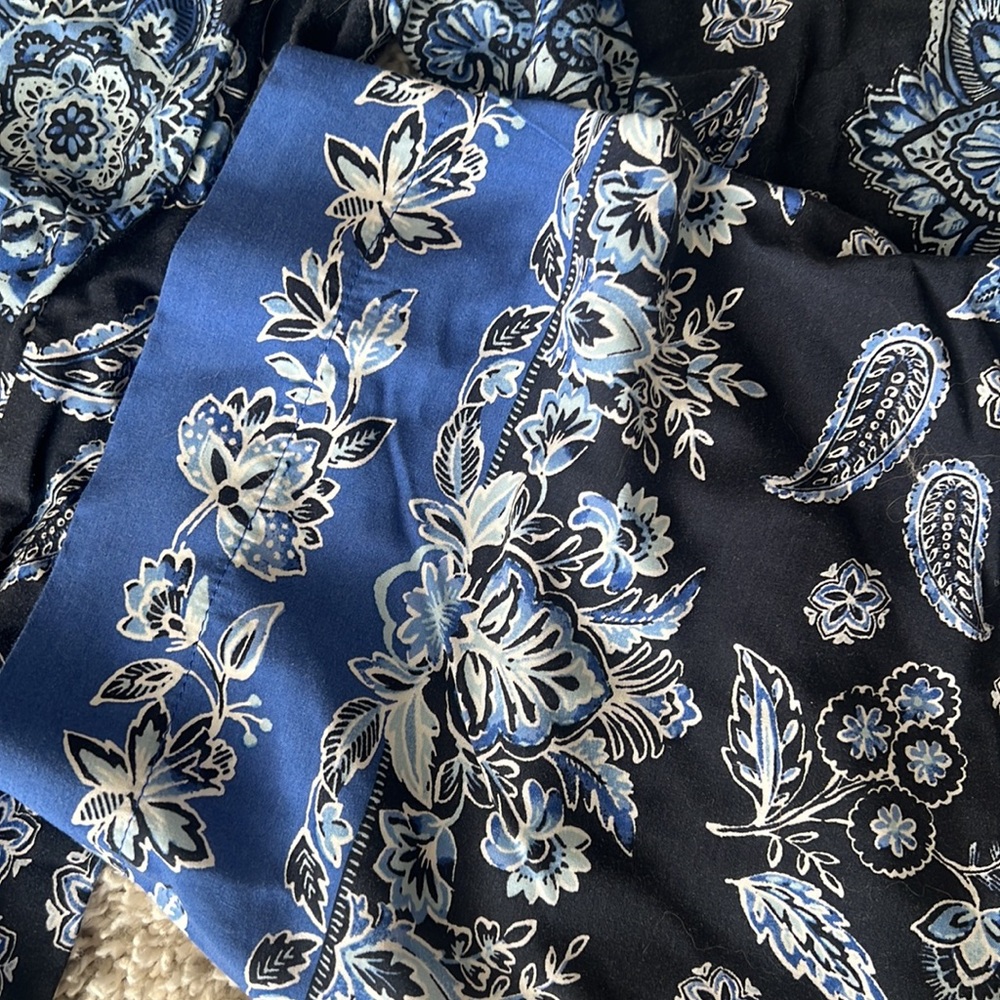 Navy blue floral pants from Loft - Picture 3 of 4